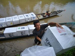 Perjuangan Distribusi Balik Logistik Pemilu dari Pedalaman Mentawai Perjuangan Distribusi Balik Logistik Pemilu dari Pedalaman Mentawai