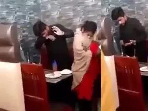 Duh! Ibu Ini Ngamuk di Restoran Lihat Anaknya Makan dengan Pacarnya Duh! Ibu Ini Ngamuk di Restoran Lihat Anaknya Makan dengan Pacarnya
