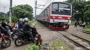 Hati-hati Melintas, Jalan di TPU Tanah Kusir Tak Ada Palang Pintu