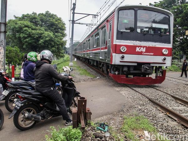 Hati-hati Melintas, Jalan di TPU Tanah Kusir Tak Ada Palang Pintu