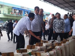 Geger Beras Langka, Jokowi Tunjukkan di Pasar Induk Cipinang Ada
