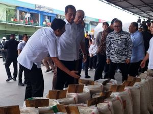 Jokowi Pastikan Beras SPHP Sudah Banjiri Pasar Induk Cipinang Jokowi Pastikan Beras SPHP Sudah Banjiri Pasar Induk Cipinang