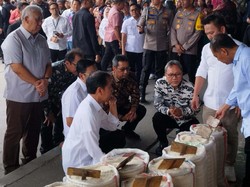 Jokowi ke Bekasi: Tinjau Gudang Bulog-Beri Bantuan Beras