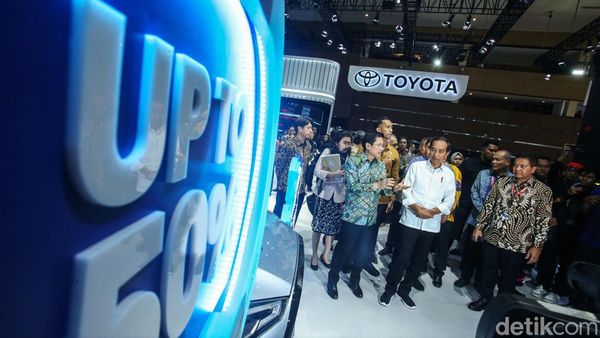 Momen Jokowi Tinjau Pameran IIMS 2024