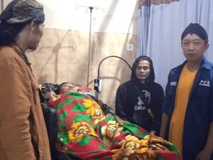 Dua Anggota KPPS Trenggalek Dibawa ke Puskesmas gegara Kelelahan Dua Anggota KPPS Trenggalek Dibawa ke Puskesmas gegara Kelelahan