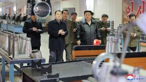 Kim Jong Un Cek Pabrik Senjata Saat Semenanjung Korea Memanas