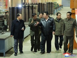 Momen Kim Jong Un Pantau Latihan Perang Pasukan Militer Korut