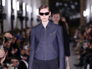 10 Koleksi Tory Burch Fall/Winter 2024 Eksplorasi Busana yang Estetis 10 Koleksi Tory Burch Fall/Winter 2024 Eksplorasi Busana yang Estetis