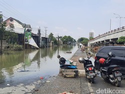 Evakuasi Truk Macet gegara Banjir, Pantura Demak-Kudus Belum Bisa Dilewati