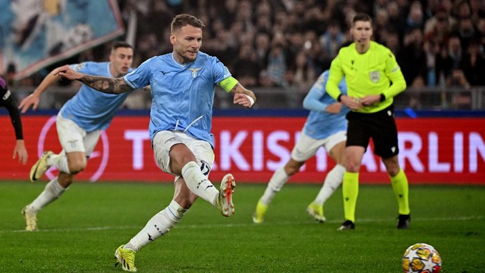 Soccer Football - Champions League - Lazio v Bayern Munich - Stadio Olimpico, Rome, Italy - February 14, 2024 Lazios Ciro Immobile scores their first goal from the penalty spot REUTERS/Alberto Lingria
