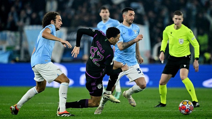 Soccer Football - Champions League - Lazio v Bayern Munich - Stadio Olimpico, Rome, Italy - February 14, 2024 Lazios Matteo Guendouzi in action with Bayern Munichs Jamal Musiala REUTERS/Alberto Lingria