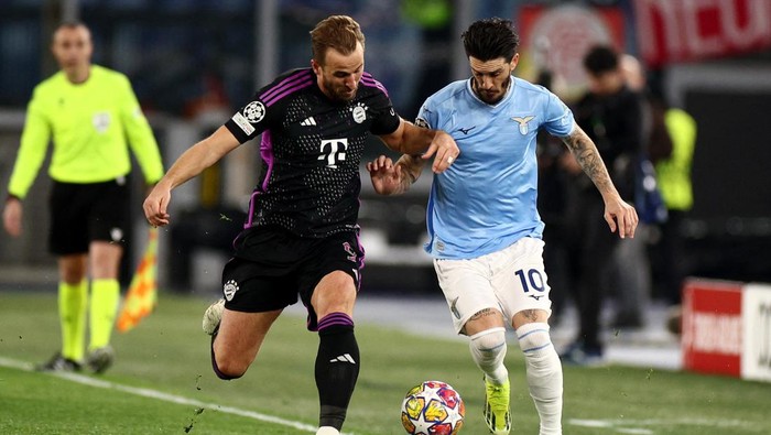 Soccer Football - Champions League - Lazio v Bayern Munich - Stadio Olimpico, Rome, Italy - February 14, 2024 Bayern Munichs Harry Kane in action with Lazios Luis Alberto REUTERS/Guglielmo Mangiapane