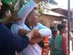 Pria di Makassar Ngamuk Tunjuki KPPS gegara Hak Suara Dipakai Orang