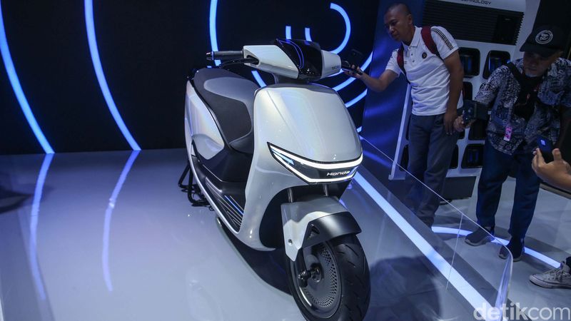 Honda menjinjing  motor listrikSC e: Concept di Indonesia International Motor Show (IIMS) 2024. Begini wujudnya.