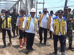 Cek Tanggul Jebol di Demak, Menteri Basuki Target Banjir Surut 3 Hari Cek Tanggul Jebol di Demak, Menteri Basuki Target Banjir Surut 3 Hari