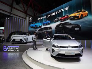 MG Bawa 2 Mobil Listrik di IIMS 2024: MPV Mewah Maxus 9 dan Station Wagon ES EV