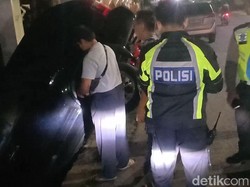 Dikendarai Lansia, Honda MDX Masuk Saluran Air di Pinggir Jalan Jambi