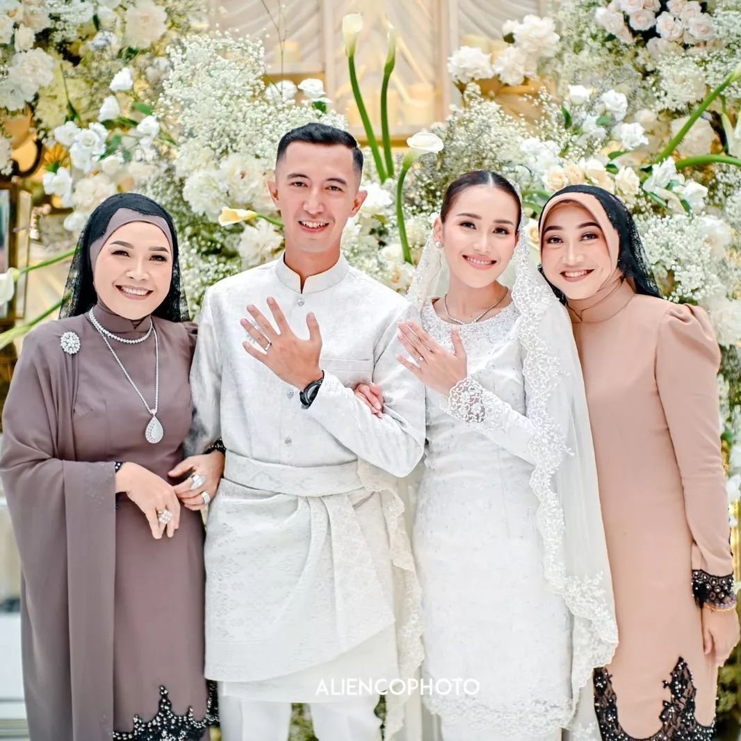 Momen Lamaran Ayu Ting Ting dan Lettu Muhammad Fardhana