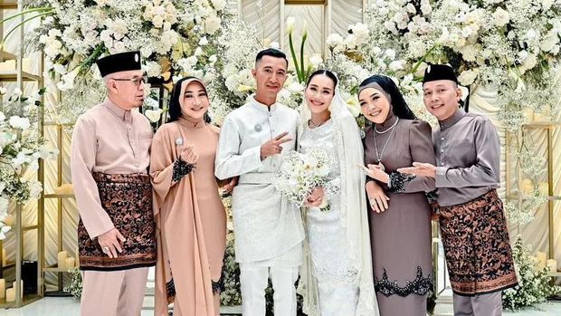 Momen Lamaran Ayu Ting Ting dan Lettu Muhammad Fardhana