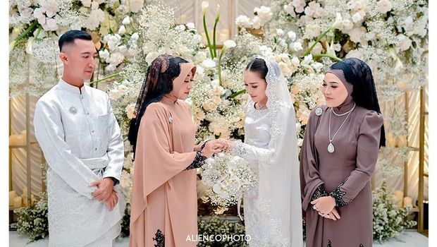 Momen Lamaran Ayu Ting Ting dan Lettu Muhammad Fardhana