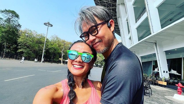 Update Informasi Selebriti InsertLive : Terpopuler: Ivan Gunawan Cium Kaki Ibu Vs Titi Kamal Belikan Suami Nirina Zubir CD