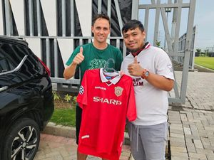 Paul Munster Dapat Hadiah Ultah Jersei Manchester United dari Bonek