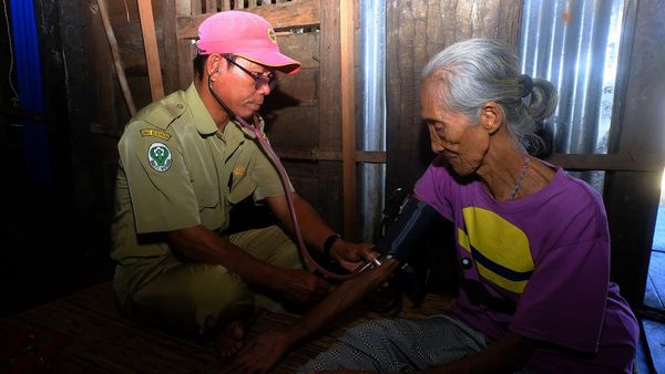 Melihat Pemeriksaan Kesehatan di Posyandu Lansia Kampung Dayak Iban