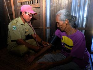 Melihat Pemeriksaan Kesehatan di Posyandu Lansia Kampung Dayak Iban Melihat Pemeriksaan Kesehatan di Posyandu Lansia Kampung Dayak Iban