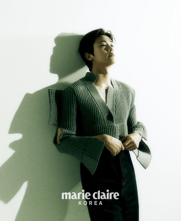 Potret Park Hyung Sik dalam pemotretan bersama Marie Claire