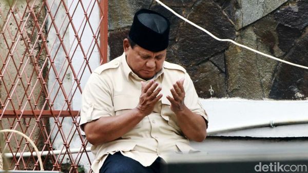 Potret Prabowo Khusyuk Berdoa di Makam Sang Ayah