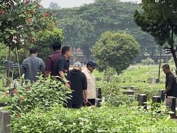 Prabowo Ziarah Makam Ibunda di TPU Tanah Kusir
