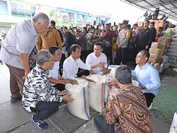 Jokowi Bagi Bantuan Beras ke Warga Cibitung: Siapa Tidak Setuju Sampai Juni?