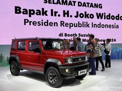 Airlangga ke Jokowi di Booth Suzuki: Ada Jimny yang Lebih Besar dan Keren