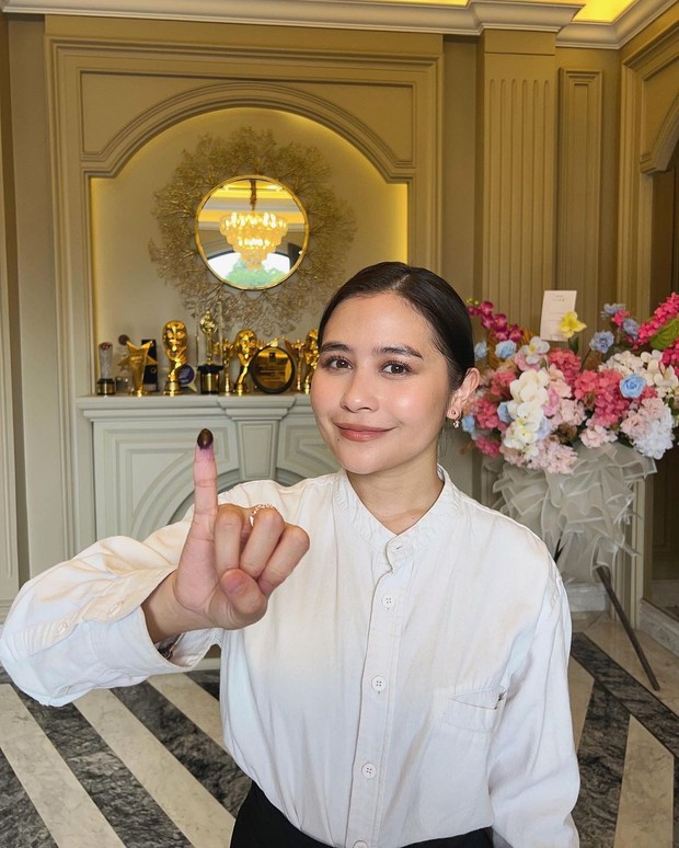 Prilly Latuconsina/Foto: instagram.com/prillylatuconsina96 Gaya Prilly Latuconsina saat mencoblos ke TPS