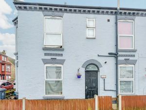 Dari Luar Keren, Bagian Dalam Rumah Dijual Ini Malah Kayak Bengkel Dari Luar Keren, Bagian Dalam Rumah Dijual Ini Malah Kayak Bengkel