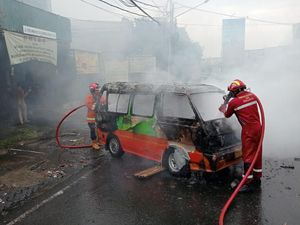 Angkot Terbakar di Tanjakan Empang Bogor gegara Korsleting Listrik