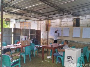 TPS di Labuan Bajo Hitung Surat Suara Lewati Batas Waktu TPS di Labuan Bajo Hitung Surat Suara Lewati Batas Waktu