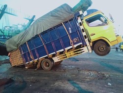 Sebuah Truk Jumping di Pelabuhan Gilimanuk gegara Kelebihan Muatan