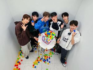 Debut TWS yang Bersinar Lewat Sparkling Blue Debut TWS yang Bersinar Lewat Sparkling Blue