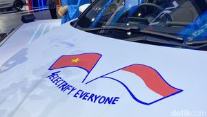 Potret Tanda Tangan Jokowi di Mobil Vietnam VinFast