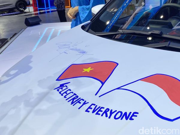 Potret Tanda Tangan Jokowi di Mobil Vietnam VinFast