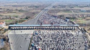 Antrean Kendaraan saat Puncak Arus Balik Festival Musim Panas di China