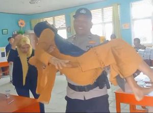 Aipda Ralon Dulu Jual Emas Istri Bangun Sekolah, Kini Gendong Lansia Nyoblos