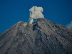 Gunung Semeru Siaga, Ini Imbauan Kemenparekraf ke Wisatawan Gunung Semeru Siaga, Ini Imbauan Kemenparekraf ke Wisatawan