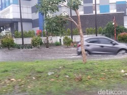 Hujan Deras, Jalan Protokol di Solo Baru Tergenang-Motor Mogok
