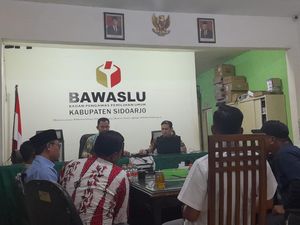Bawaslu Periksa 11 Kades di Sidoarjo yang Viral Deklarasi Dukung Paslon 02 Bawaslu Periksa 11 Kades di Sidoarjo yang Viral Deklarasi Dukung Paslon 02