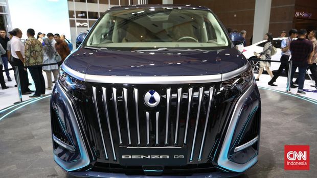 Build Your Dream (BYD) memamerkan mobil listrik segmen luxury Multi Purpose Vehicle (MPV), Denza D9 di ajang Indonesia International Motor Show (IIMS) 2024, di Kemayoran, Jakarta Pusat.