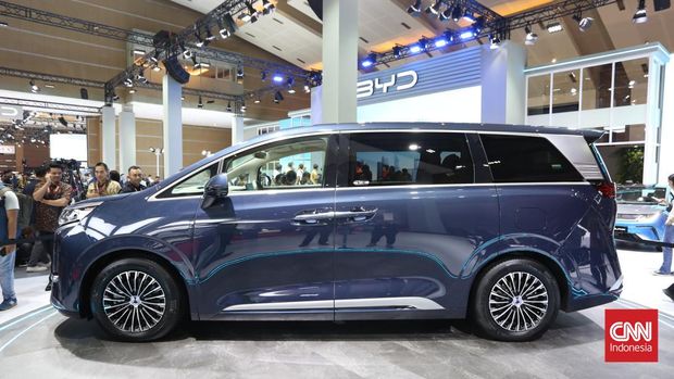 Build Your Dream (BYD) memamerkan mobil listrik segmen luxury Multi Purpose Vehicle (MPV), Denza D9 di ajang Indonesia International Motor Show (IIMS) 2024, di Kemayoran, Jakarta Pusat.