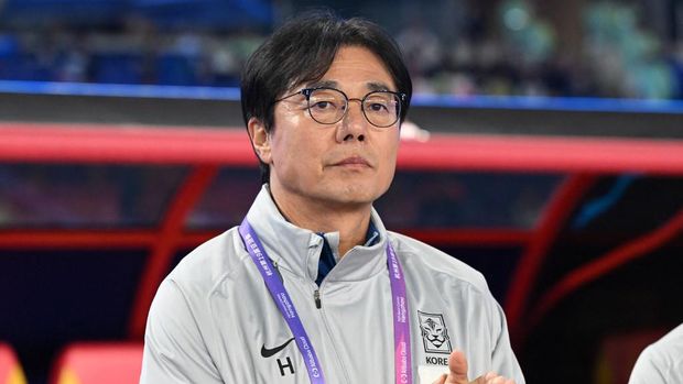 South Korea's head coach Hwang Sun-hong looks on prior to the men's football gold medal match between South Korea and Japan during the 2022 Asian Games in Hangzhou in China's eastern Zhejiang province on October 7, 2023. (Photo by Jung Yeon-je / AFP)