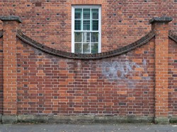 Tetangga Bangun Rumah 2 Lantai Sampai Nutupin Jendela, Siapa yang Salah?